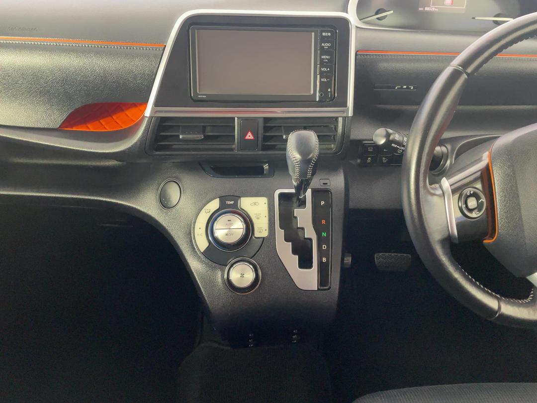 Photo '18' of Toyota Sienta
