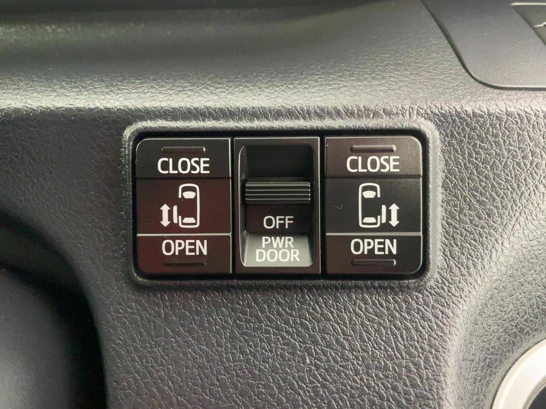 Photo '22' of Toyota Sienta