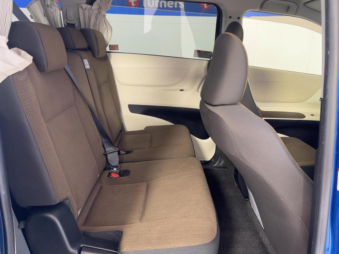 Photo '20' of Toyota Sienta