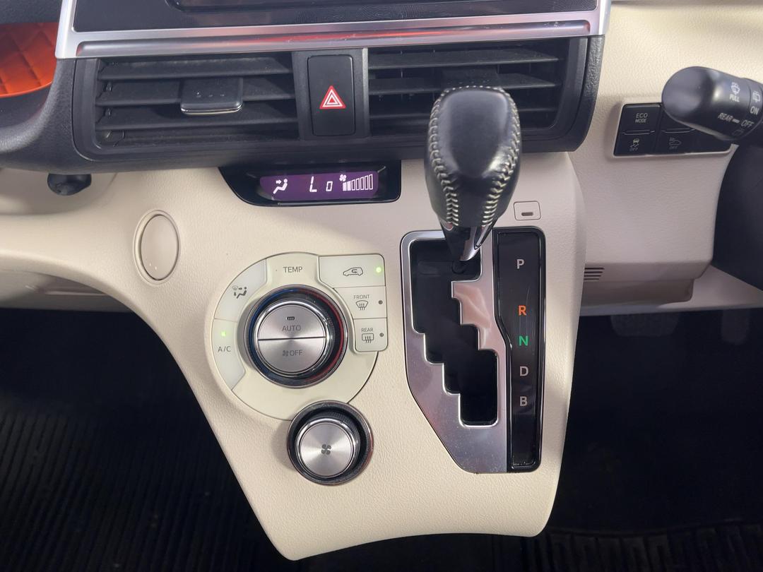 Photo '18' of Toyota Sienta