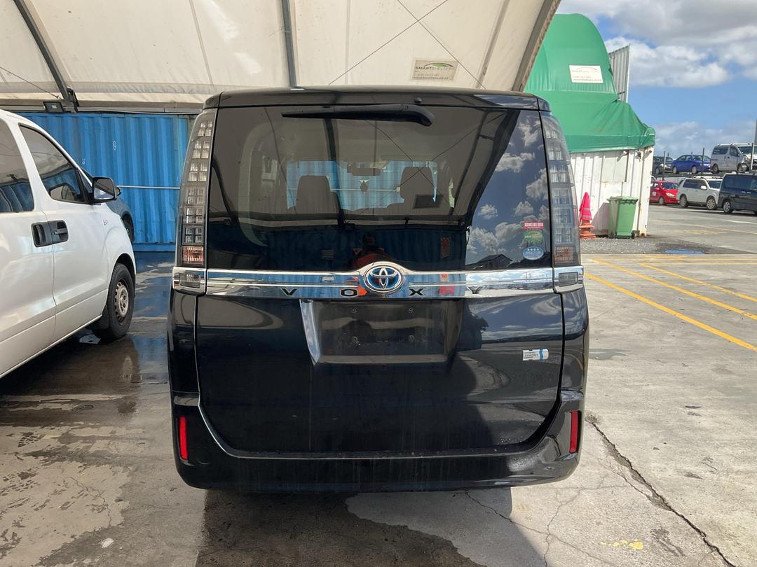 Photo '8' of Toyota Voxy