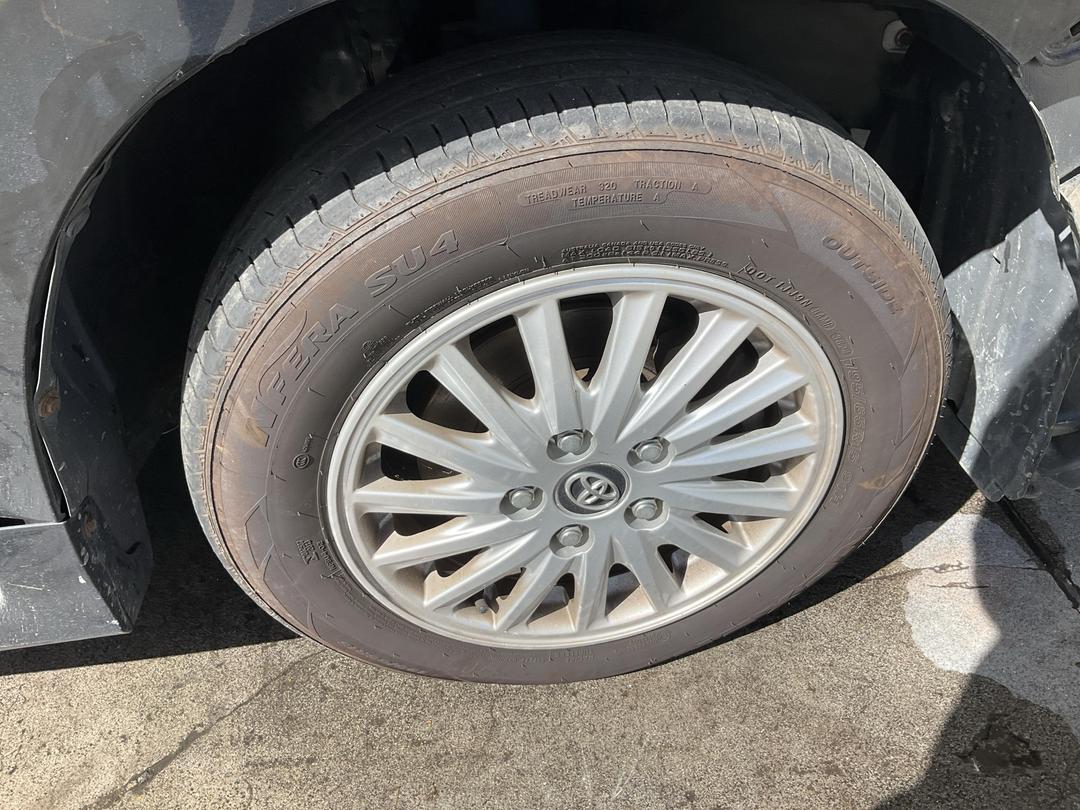 Photo '11' of Toyota Voxy