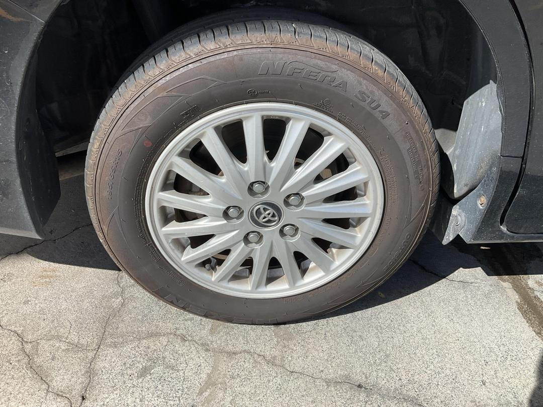 Photo '10' of Toyota Voxy