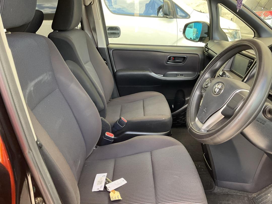 Photo '14' of Toyota Voxy