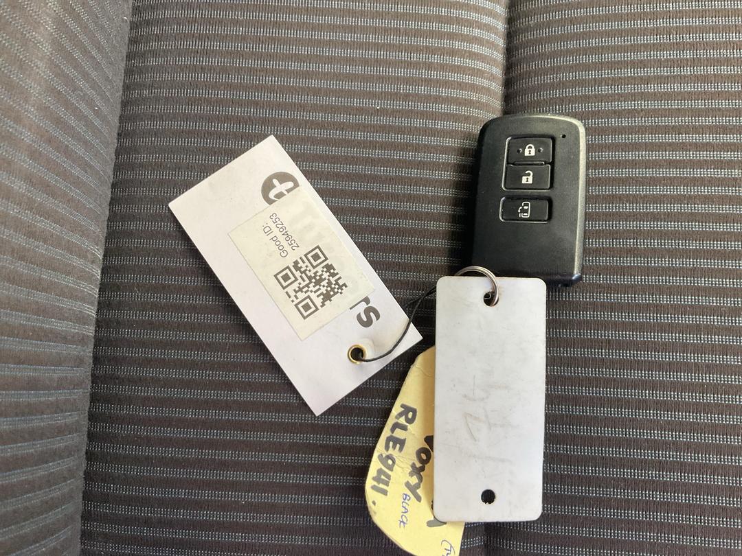 Photo '17' of Toyota Voxy