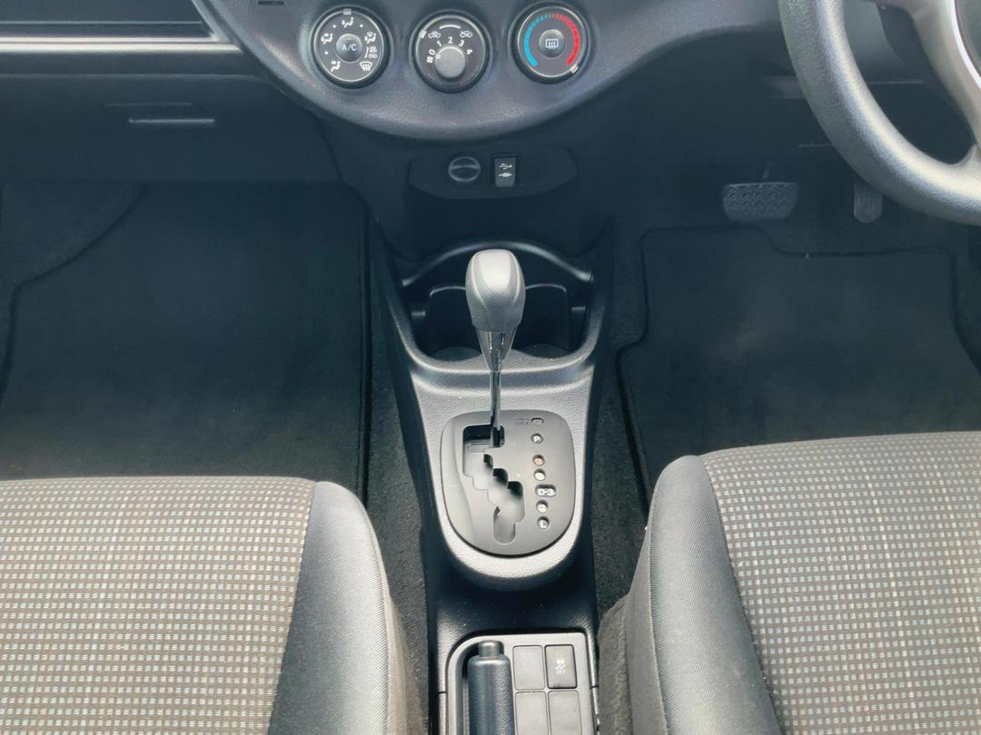 Photo '18' of Toyota Yaris