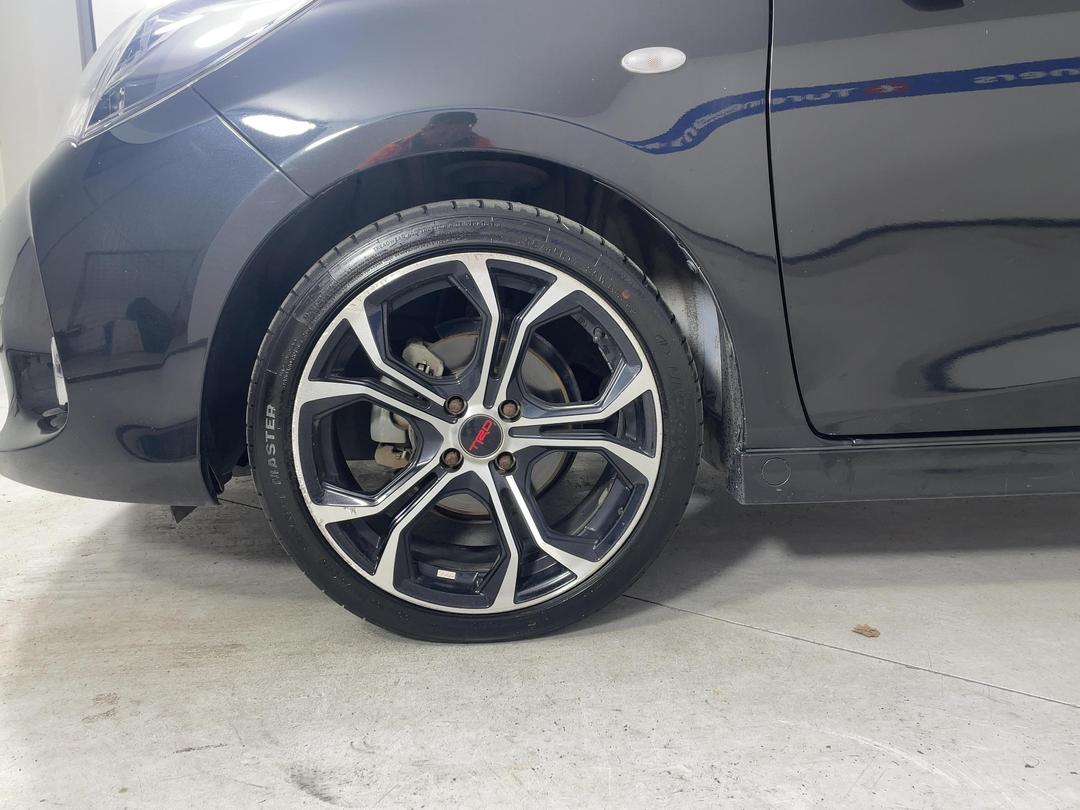 Photo '10' of Toyota Yaris