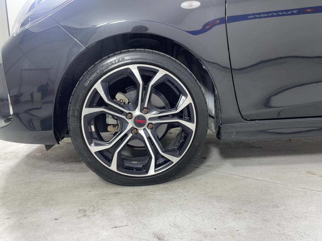Photo '10' of Toyota Yaris