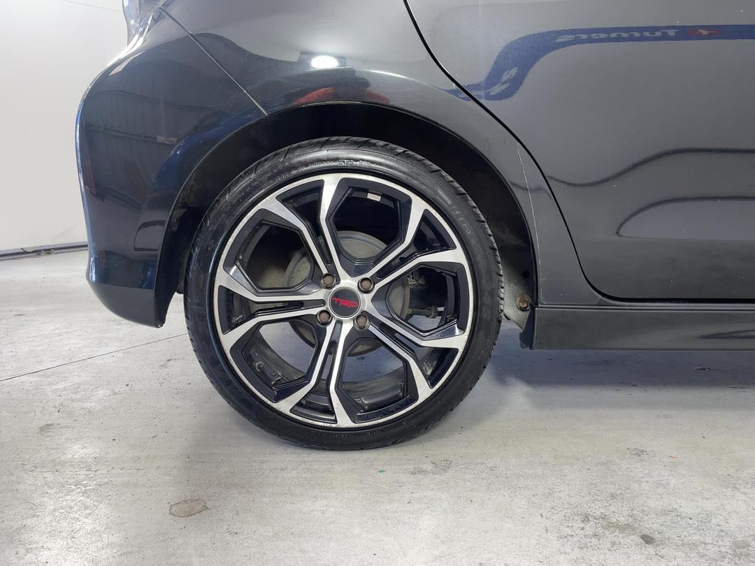 Photo '12' of Toyota Yaris
