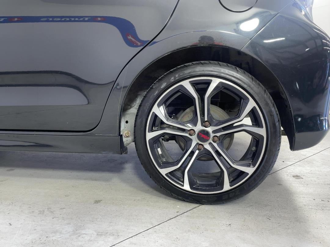 Photo '11' of Toyota Yaris