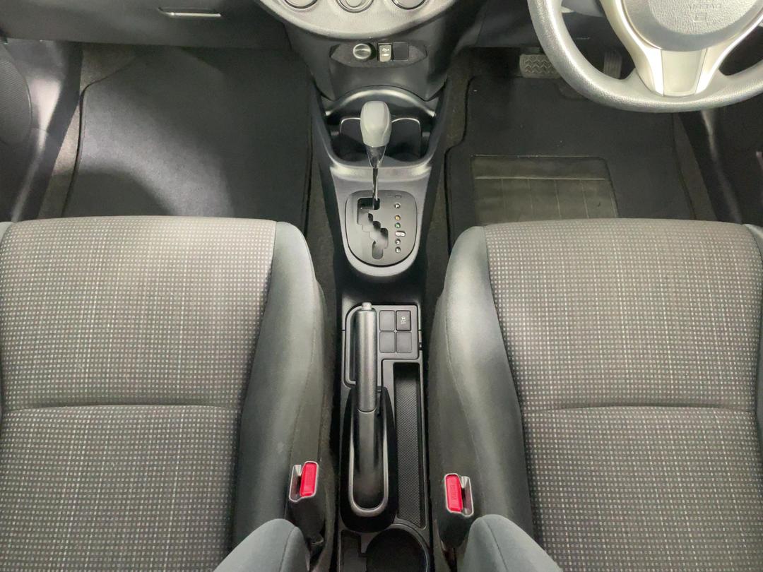 Photo '18' of Toyota Yaris