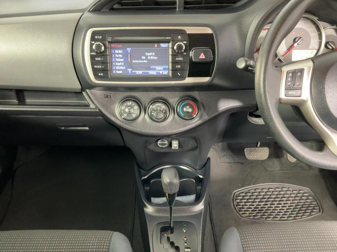 Photo '18' of Toyota Yaris