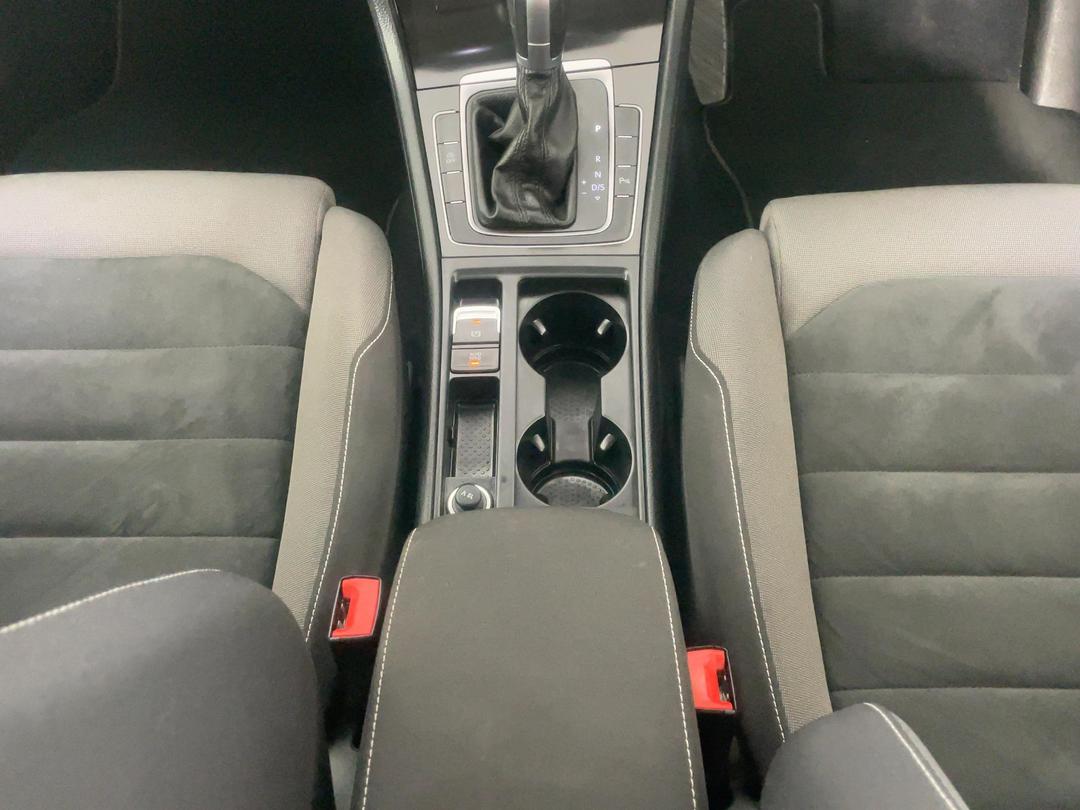 Photo '18' of Volkswagen Golf