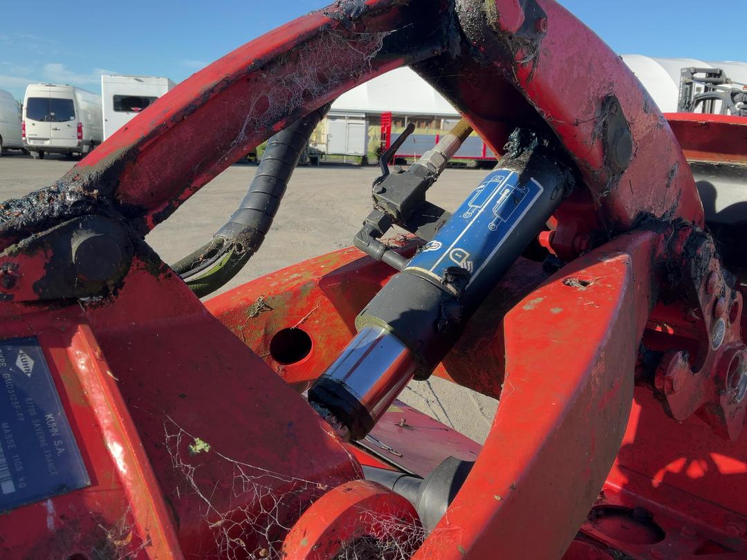 Photo '11' of Circa Kuhn GMD3125F Mower
