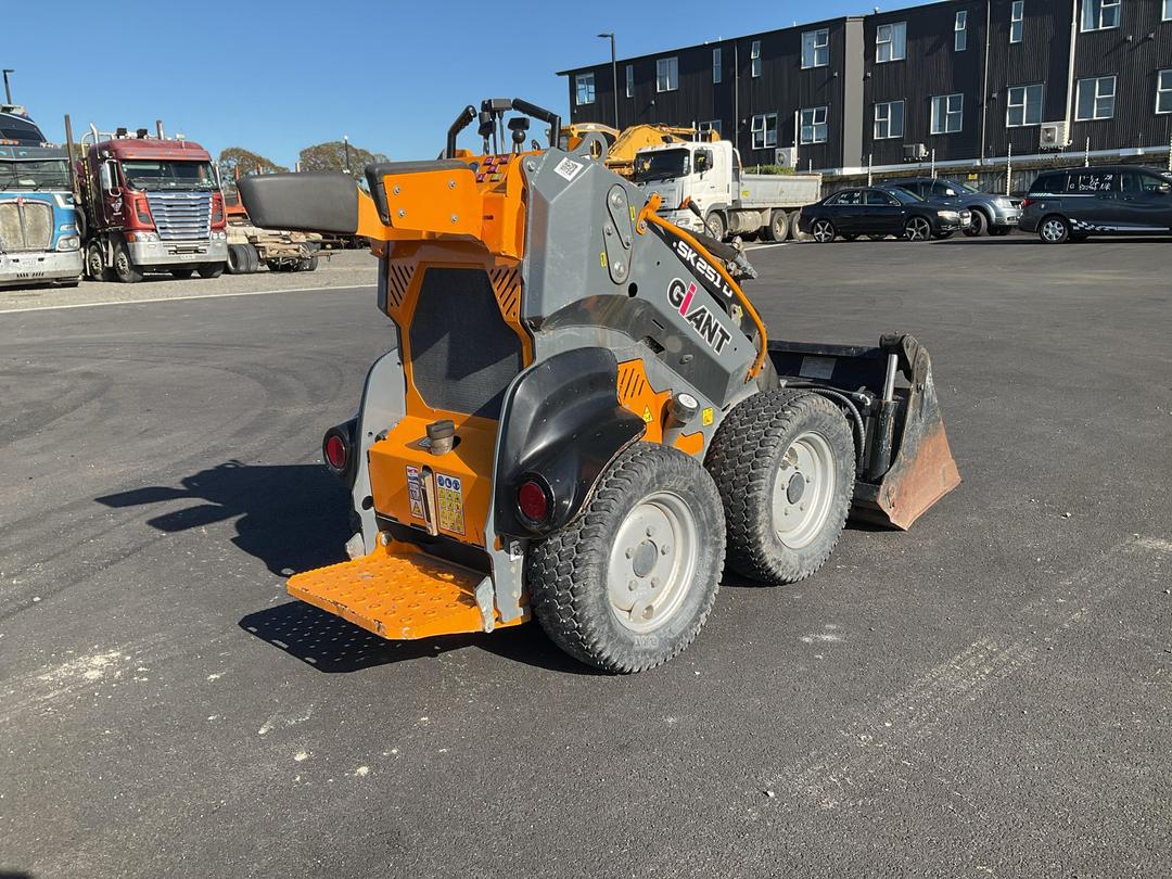 Photo '4' of Giant SK251D SK Skid Steer