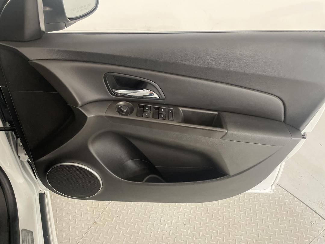 Photo '15' of Holden Cruze