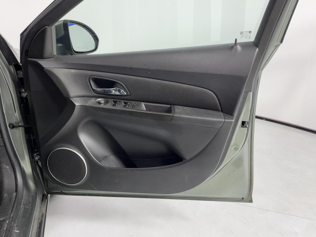 Photo '15' of Holden Cruze
