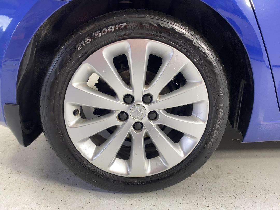 Photo '12' of Holden Cruze