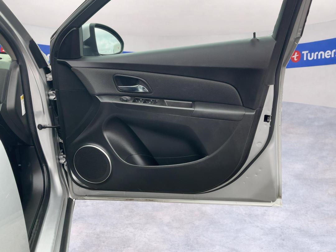 Photo '15' of Holden Cruze