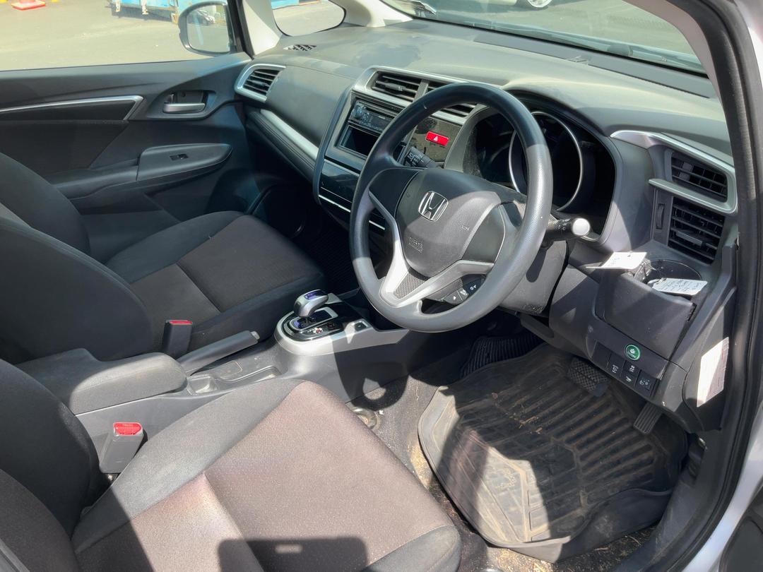 Photo '16' of Honda FIT Hybrid