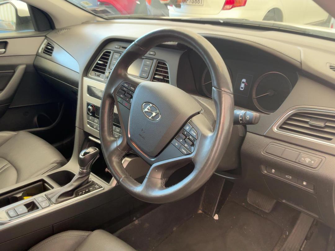 Photo '12' of Hyundai Sonata Photo '12' of Hyundai Sonata