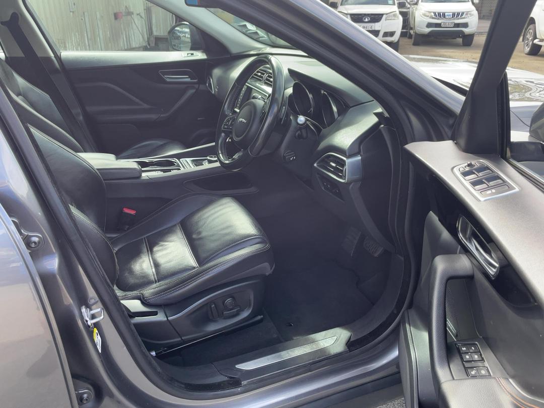 Photo '14' of Jaguar F-Pace 20D Prestige Photo '14' of Jaguar F-Pace 20D Prestige