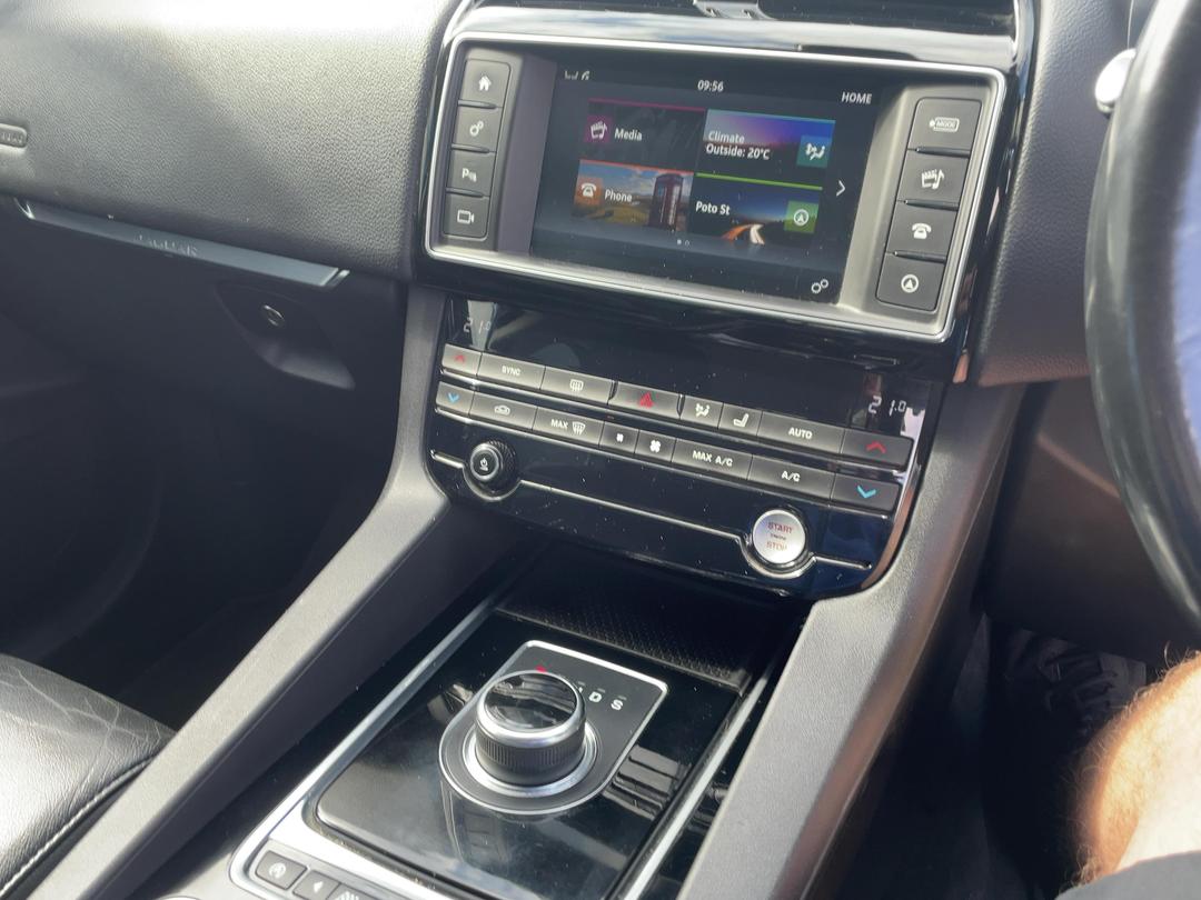 Photo '16' of Jaguar F-Pace 20D Prestige Photo '16' of Jaguar F-Pace 20D Prestige