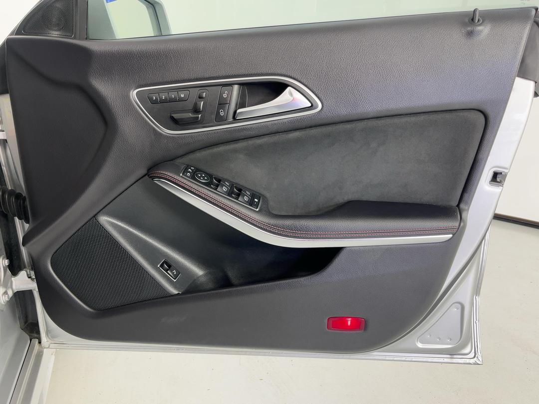 Photo '15' of Mercedes-Benz CLA