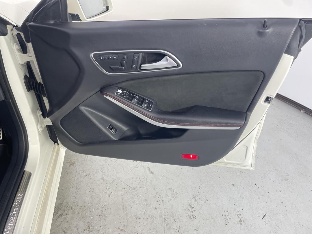 Photo '15' of Mercedes-Benz CLA180