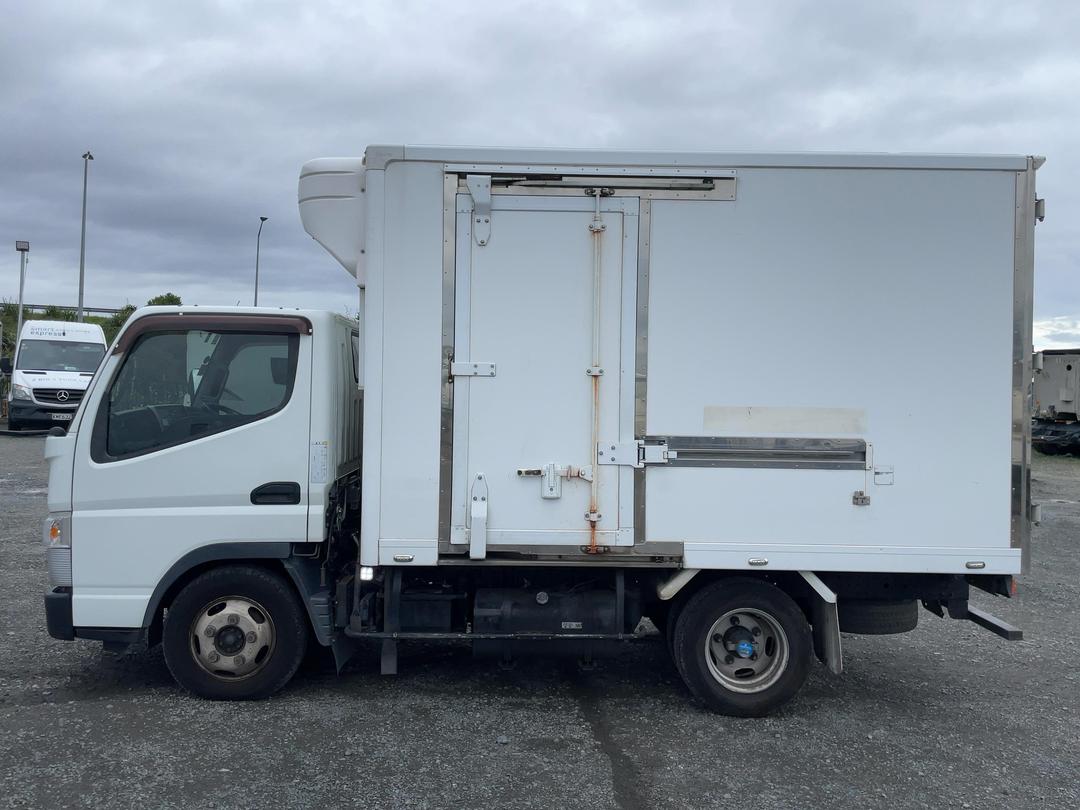 Photo '7' of Mitsubishi Canter FDA00 BOX BODY Chiller