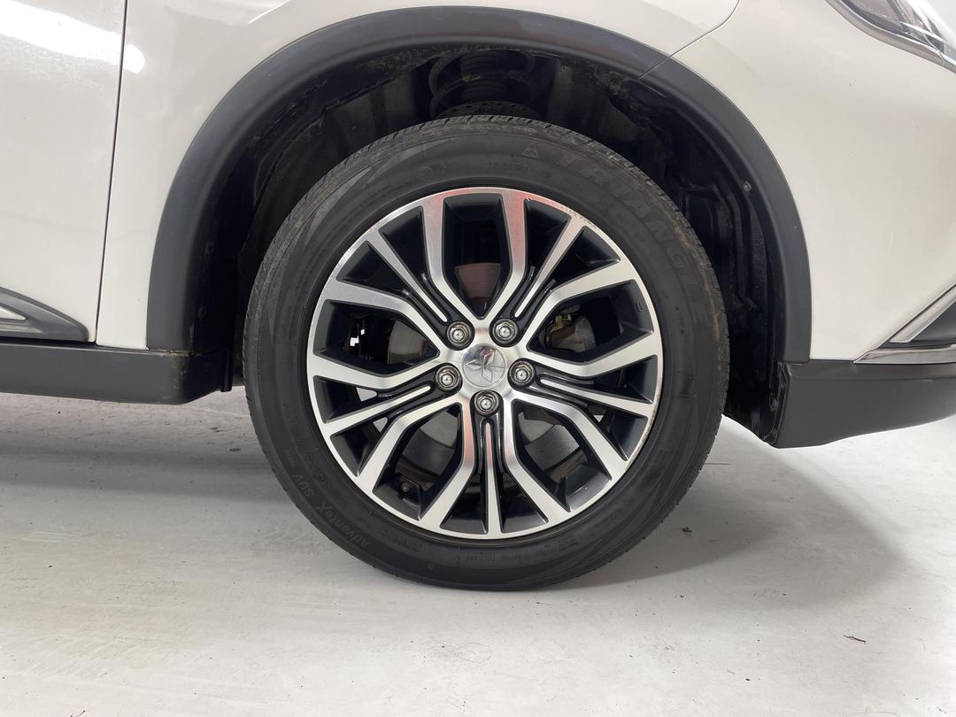 Photo '9' of Mitsubishi Outlander