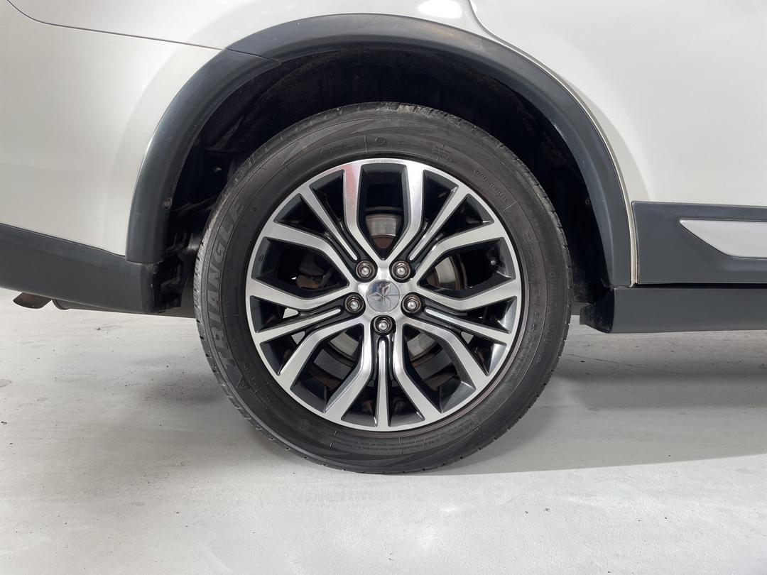Photo '12' of Mitsubishi Outlander