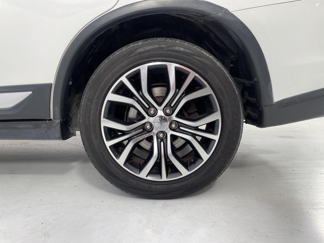 Photo '11' of Mitsubishi Outlander