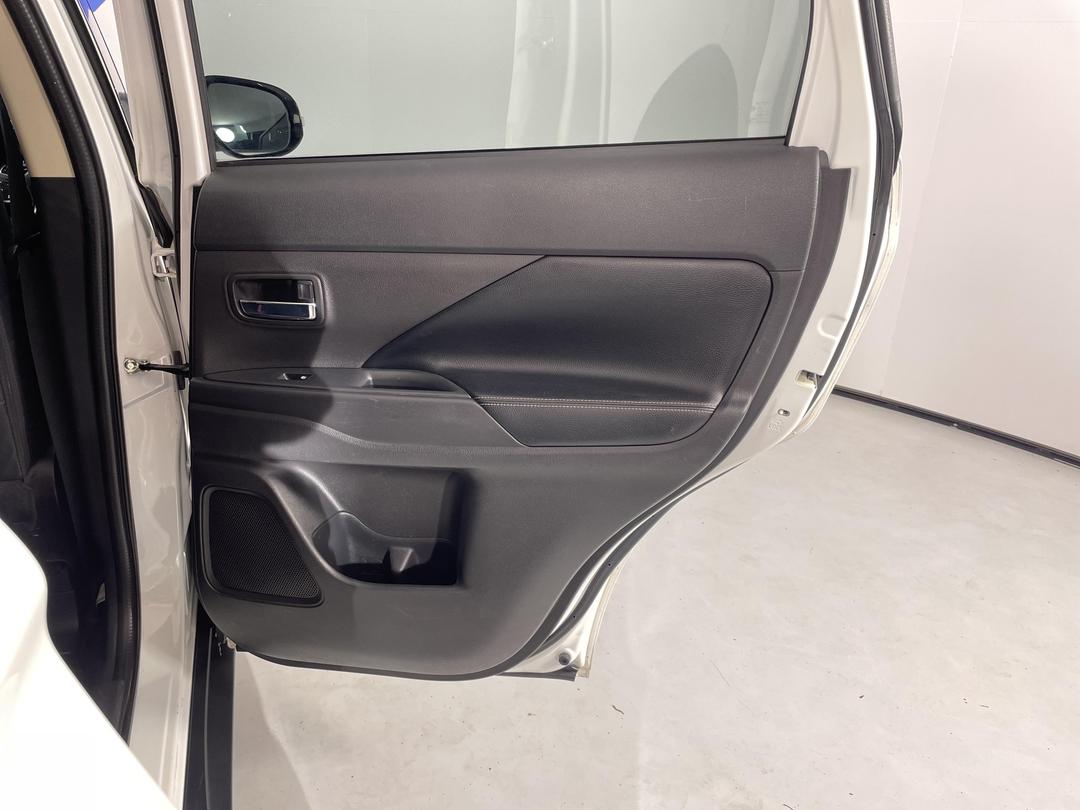 Photo '19' of Mitsubishi Outlander