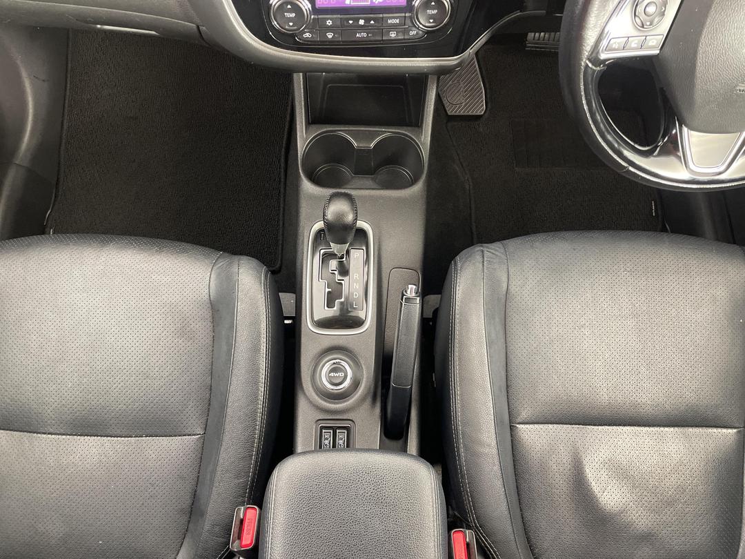 Photo '18' of Mitsubishi Outlander