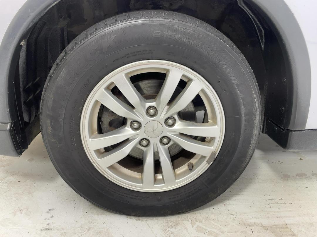 Photo '10' of Mitsubishi Outlander