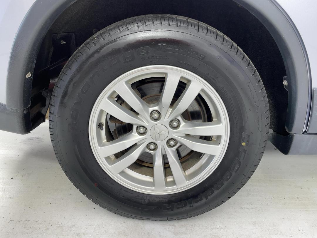 Photo '12' of Mitsubishi Outlander