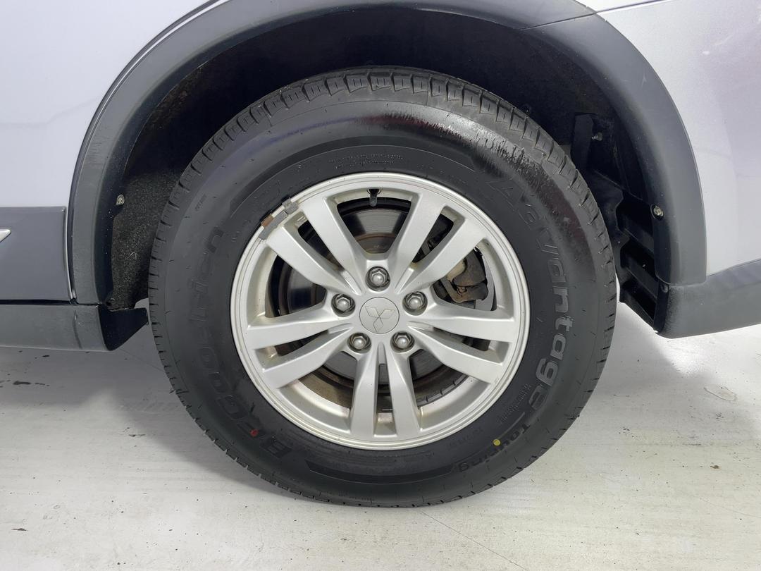 Photo '11' of Mitsubishi Outlander