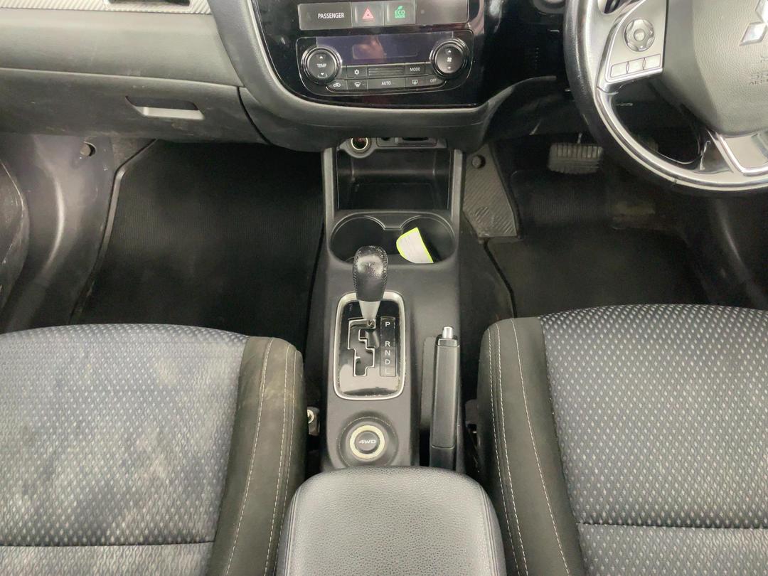 Photo '18' of Mitsubishi Outlander