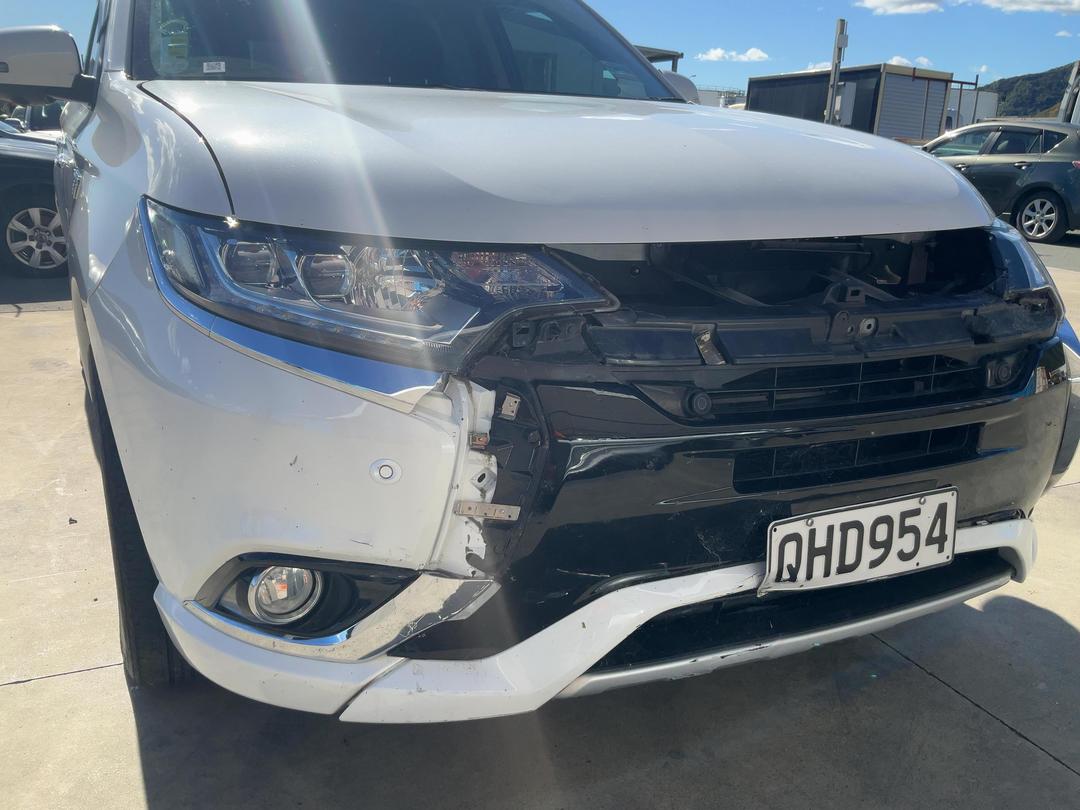 Photo '15' of Mitsubishi Outlander Phev