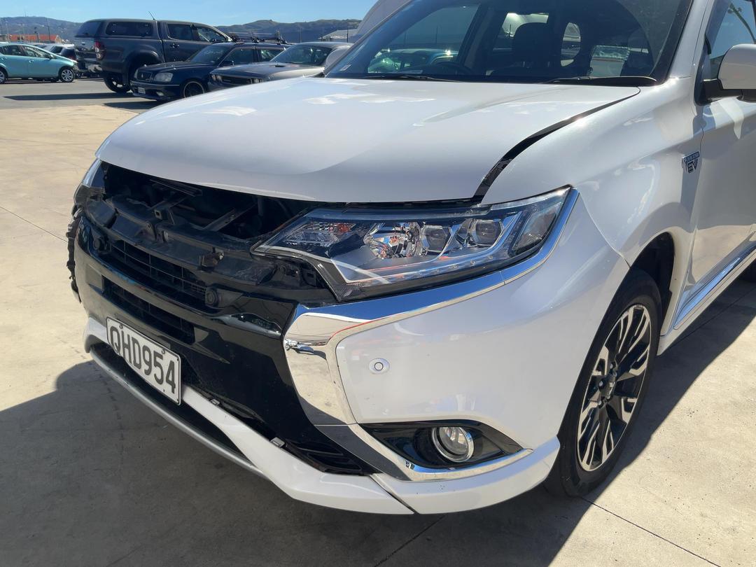 Photo '16' of Mitsubishi Outlander Phev