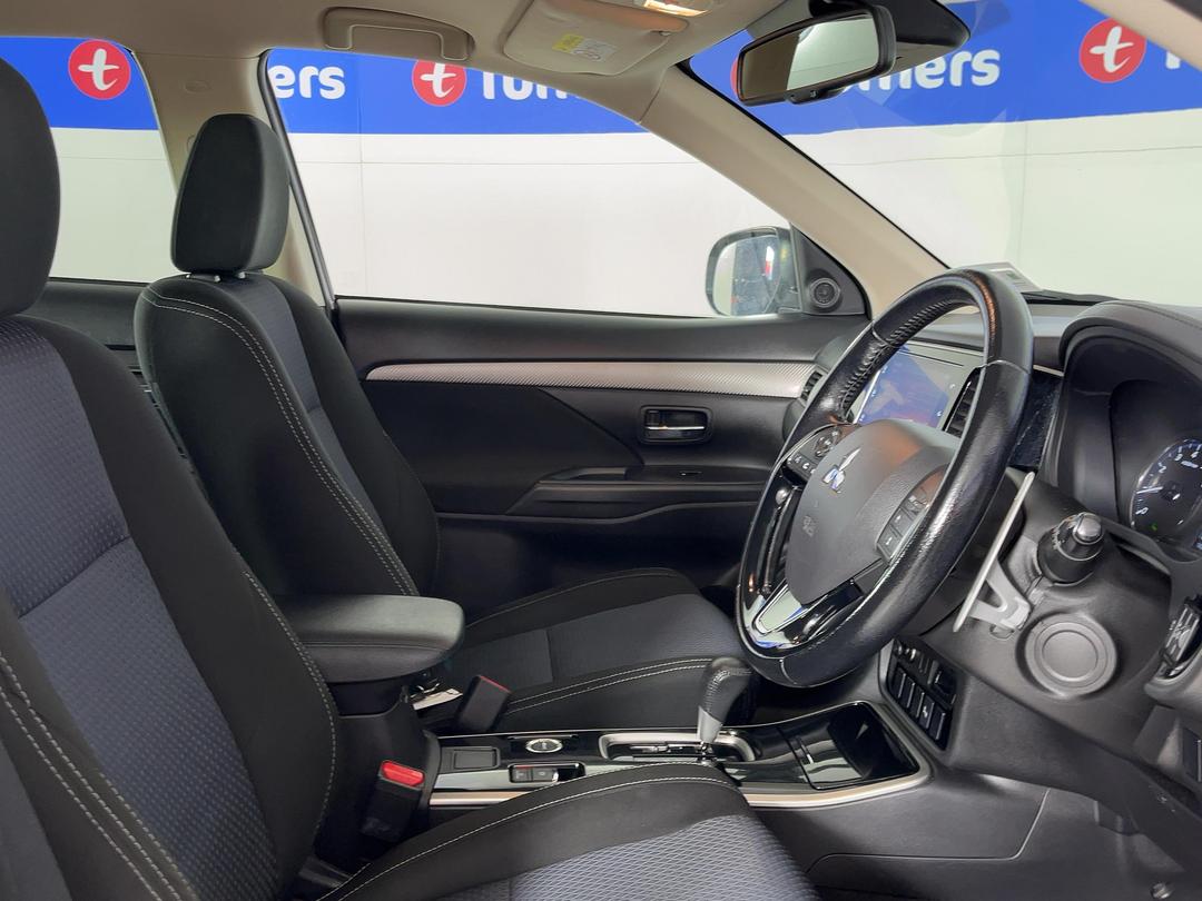 Photo '16' of Mitsubishi Outlander