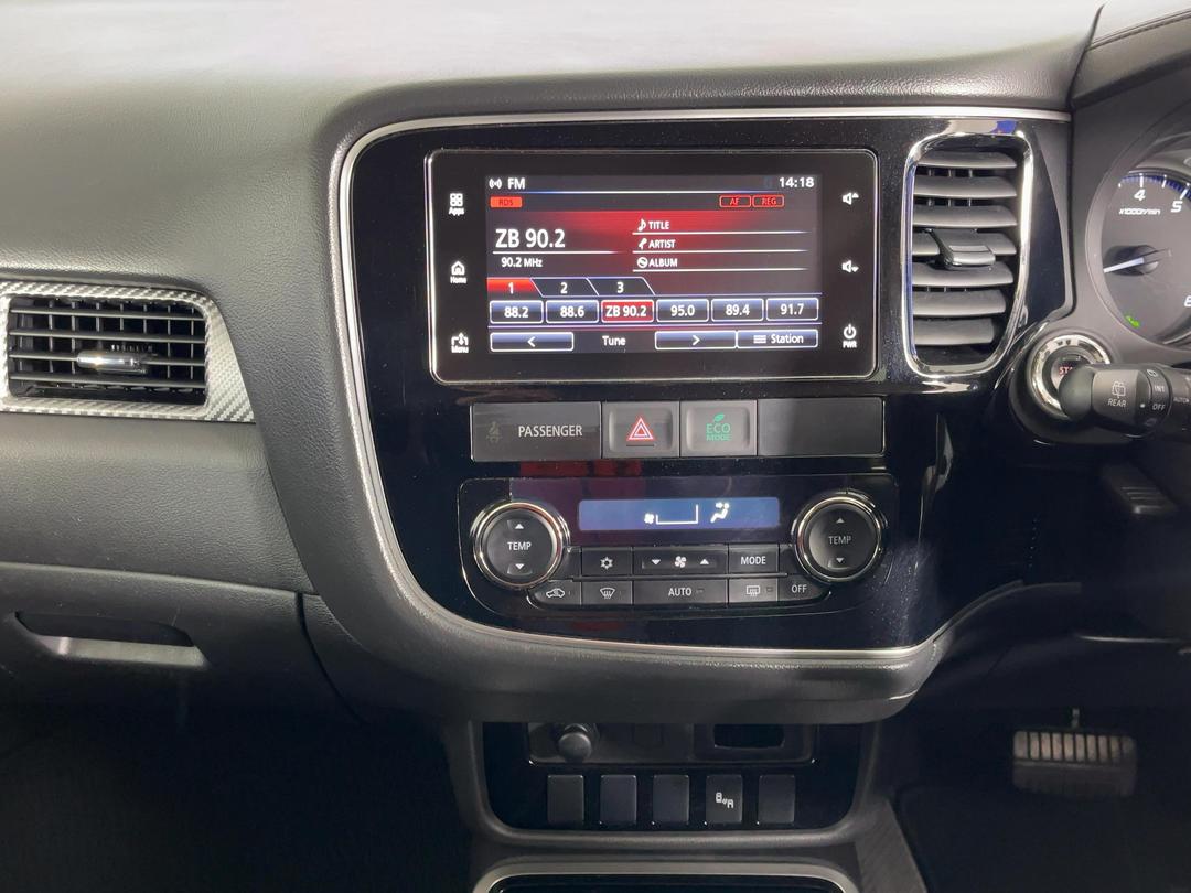 Photo '18' of Mitsubishi Outlander