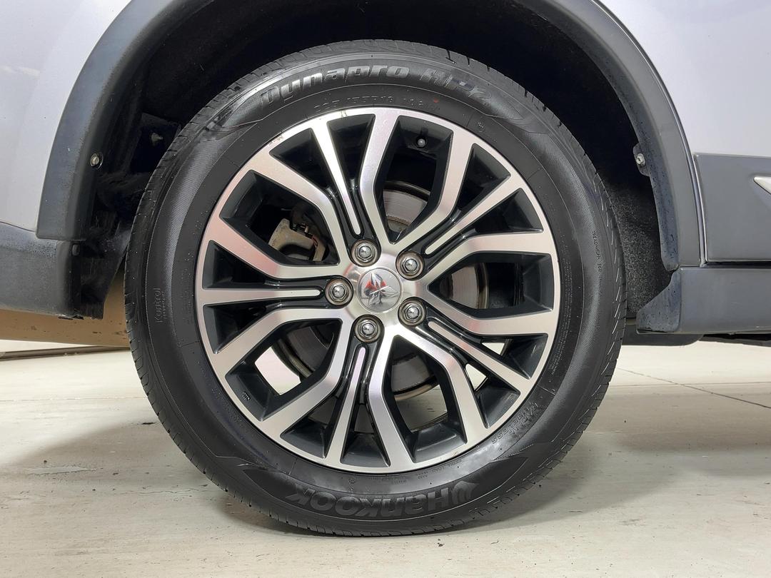 Photo '12' of Mitsubishi Outlander