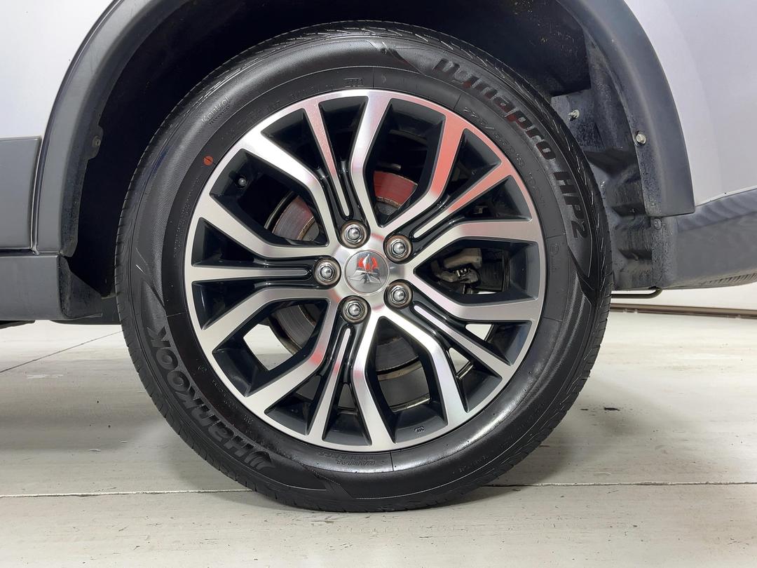 Photo '11' of Mitsubishi Outlander