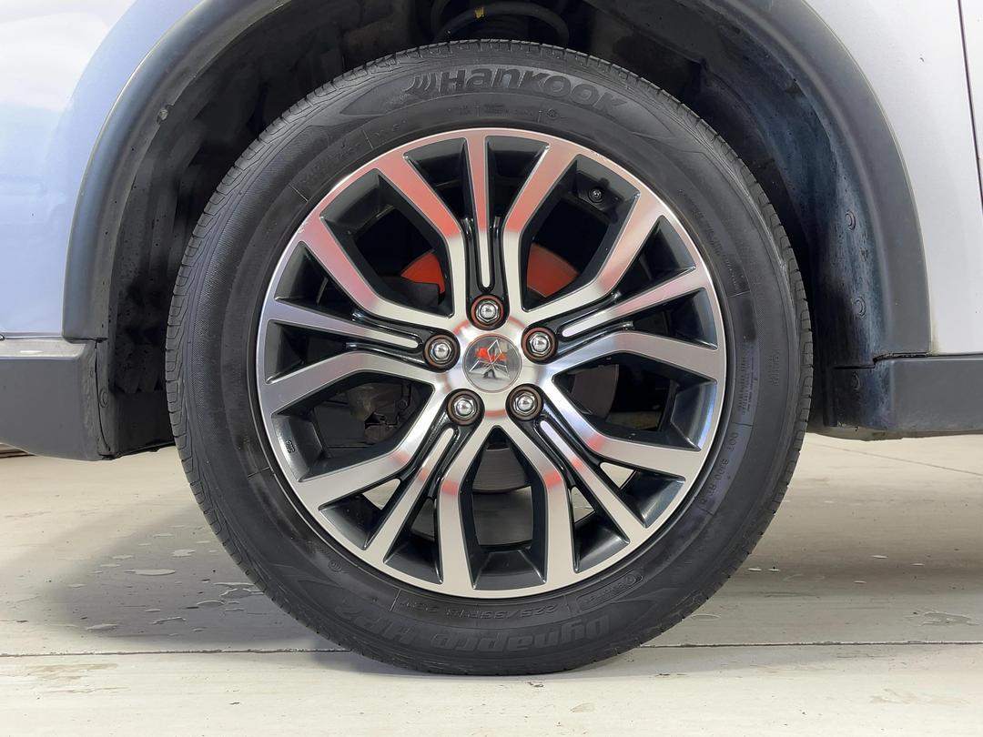Photo '10' of Mitsubishi Outlander