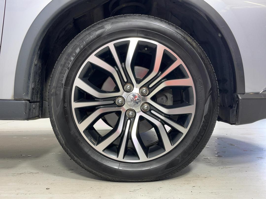 Photo '9' of Mitsubishi Outlander