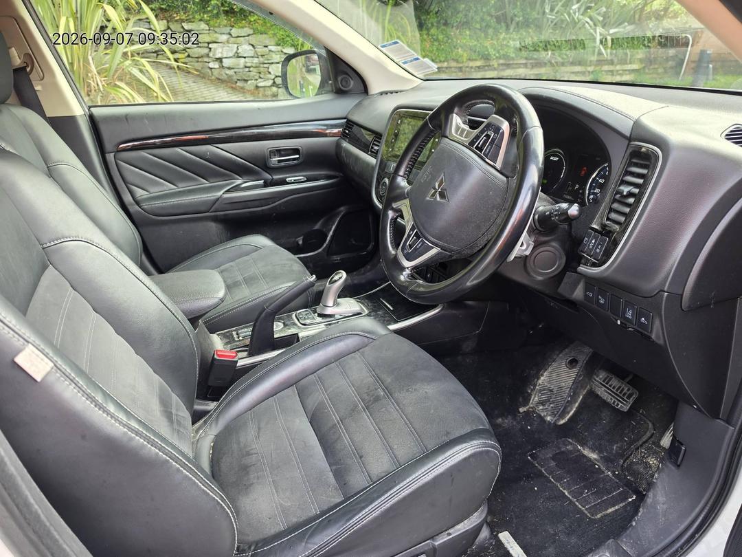 Photo '8' of Mitsubishi Outlander Phev Photo '8' of Mitsubishi Outlander Phev