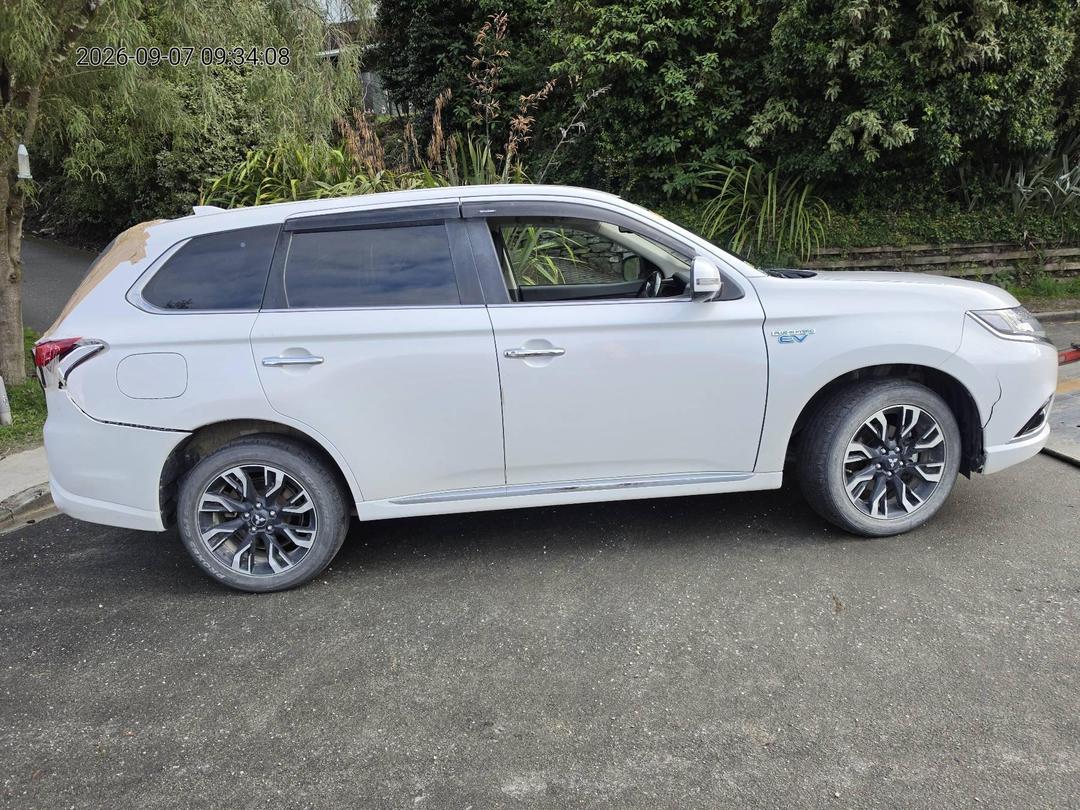 Photo '4' of Mitsubishi Outlander Phev Photo '4' of Mitsubishi Outlander Phev