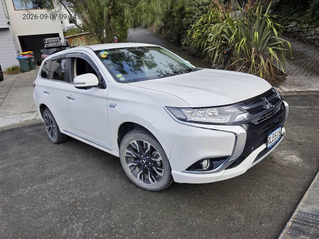 Photo '3' of Mitsubishi Outlander Phev Photo '3' of Mitsubishi Outlander Phev